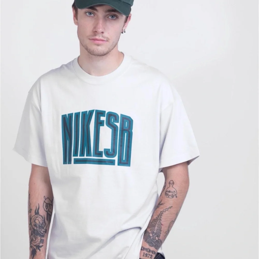 Nike SB Force Skate White and Teal Short Sleeve Loose Fit Streetwear Tee‎ Medium
